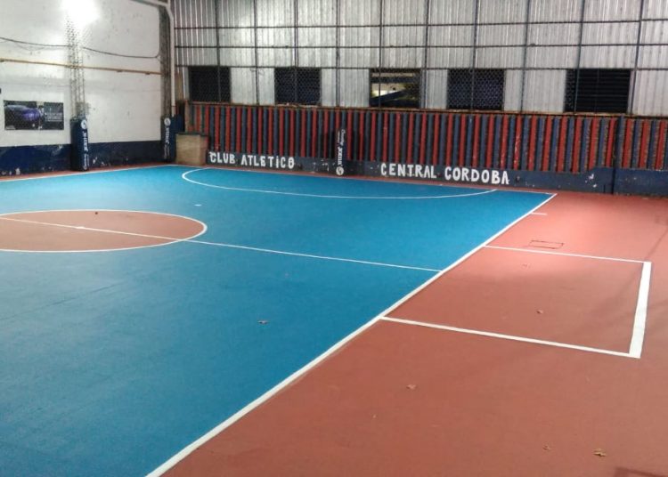 Una mano de pintura para la cancha de Central Córdoba