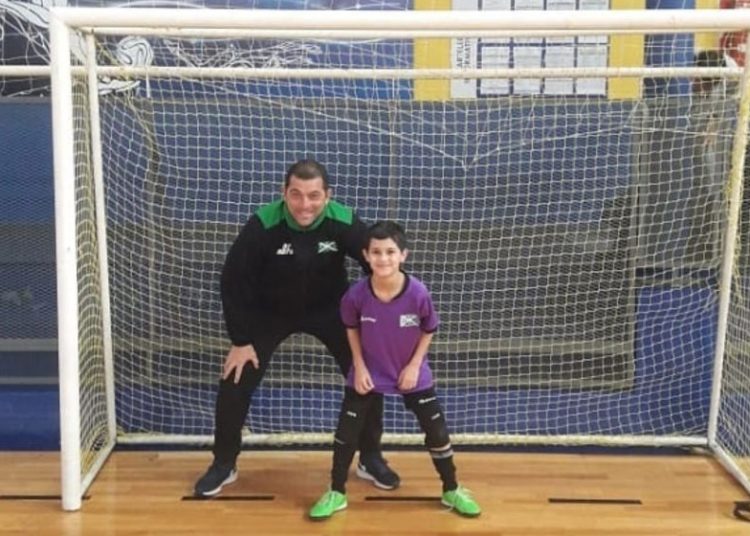 Padre e hijo unidos por la misma pasión: la camiseta verde y el arco