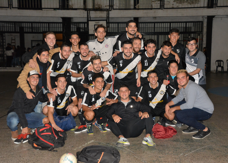 Río Negro goleó a ACJ y sigue arriba