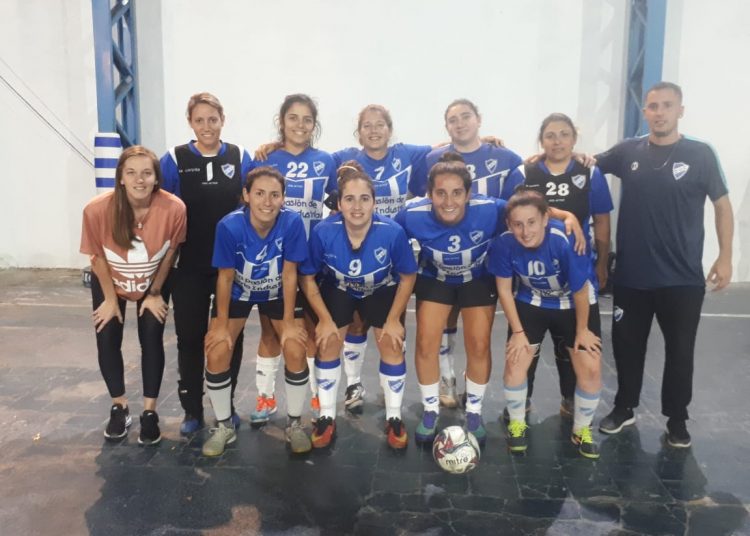 El frío sábado rosarino vio sonreír a Unión Central