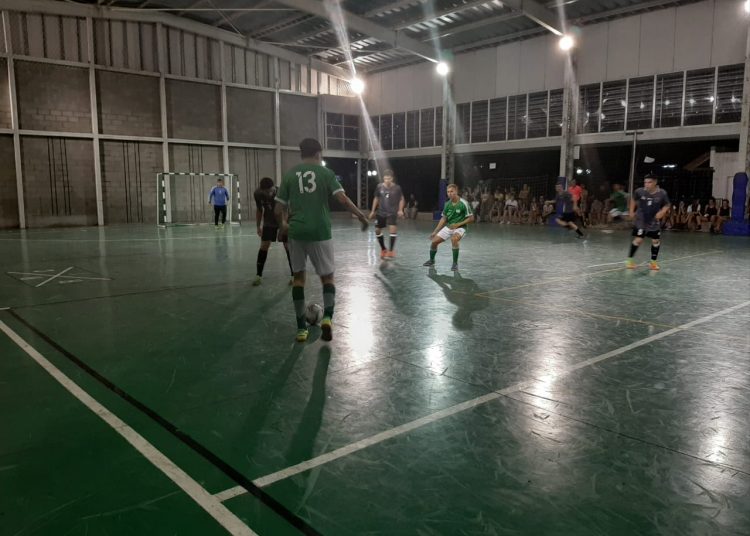Rowing venció a El Luchador y continúa liderando el torneo