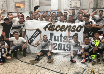 El plantel de Río Negro, festejando el ascenso a Primera B
