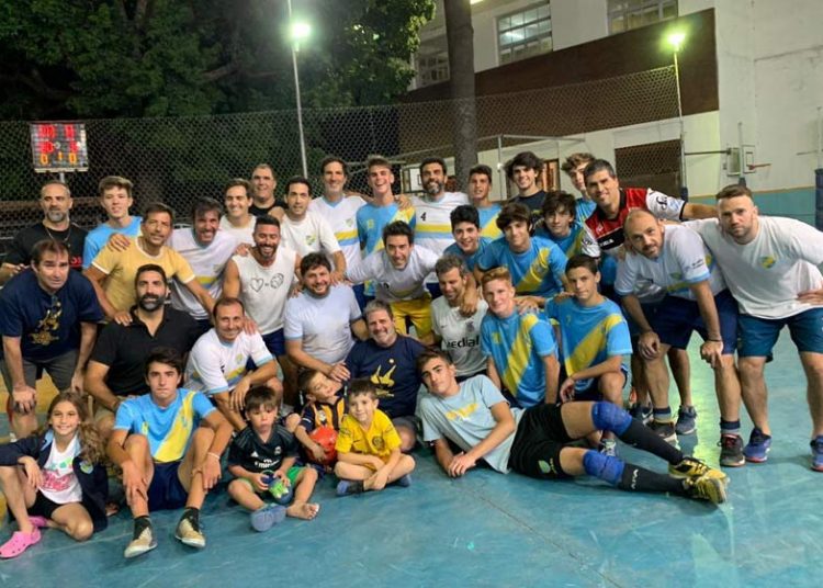 Los campeones de 5ta y veteranos de Regatas disputaron un partido para unir las generaciones