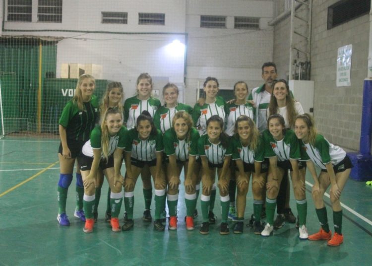 Micaela Bonet a la derecha del DT