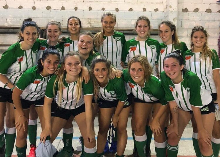 El plantel femenino de Rowing