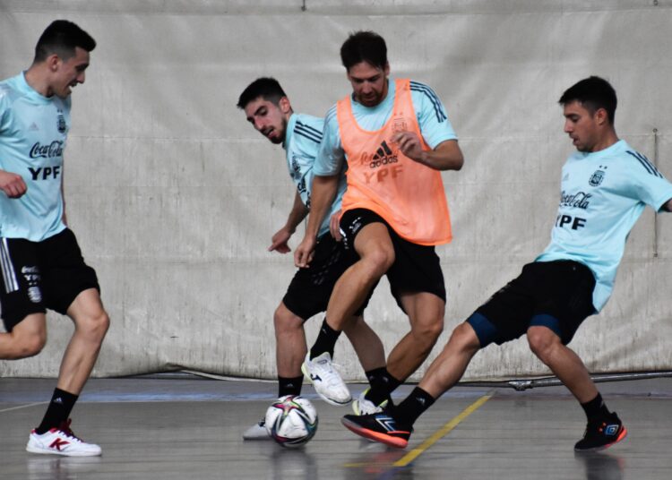 La Selección entrenó doble turno en España