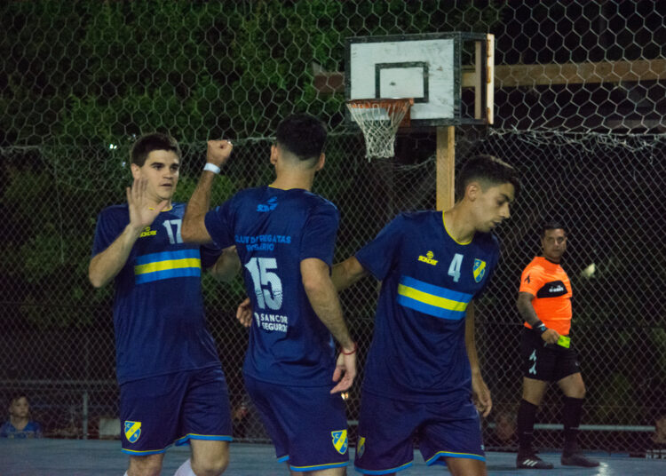 Regatas goleó a Newell’s y se aseguró el primer puesto